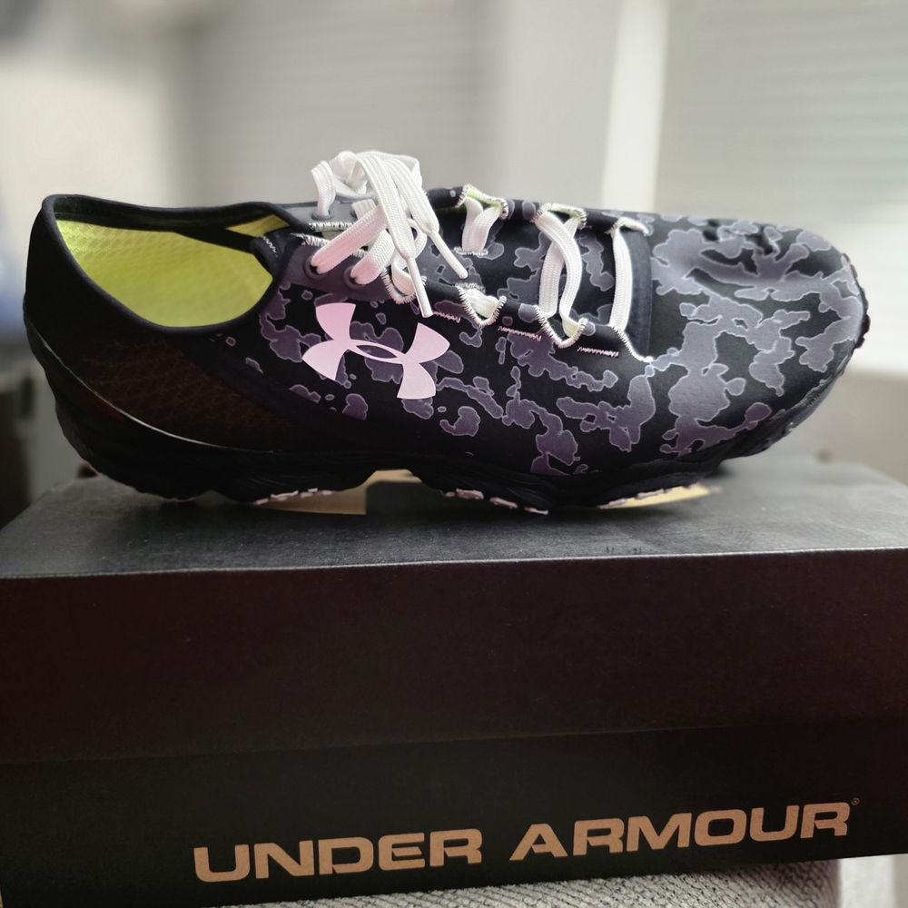 Under Armour men's Black and Gray Athletic Shoes New.